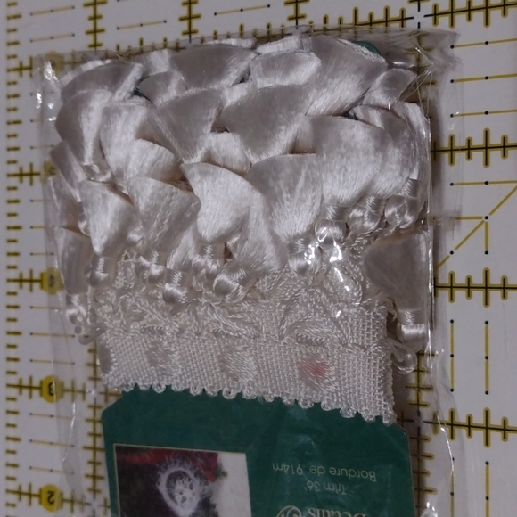 3/$15 Tassel Trim 36" - Picture 3 of 4